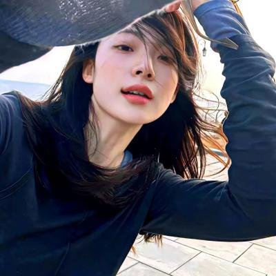 一线女星新恋情浮出水面，本人沉默不回应，前后半年持续发酵